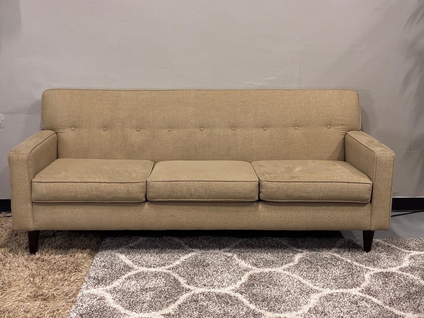 🤎 Mid-Century Modern Sofa – USA Made | Clean & Stylish
MaxHome “Better By Design”