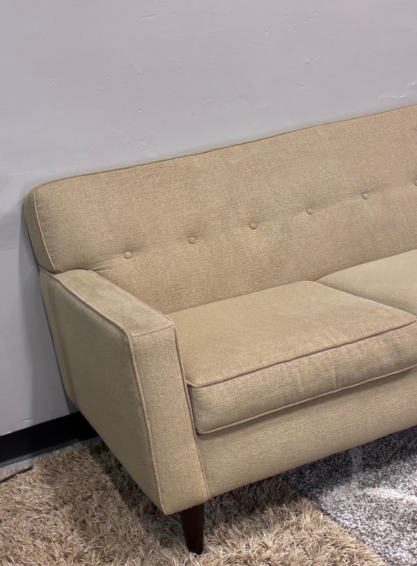 🤎 Mid-Century Modern Sofa – USA Made | Clean & Stylish
MaxHome “Better By Design”