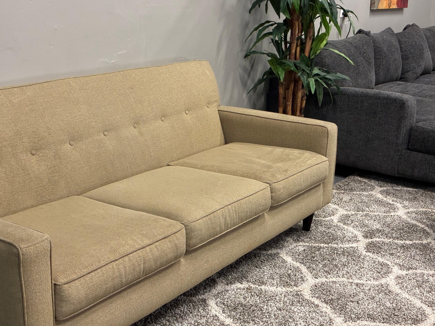 🤎 Mid-Century Modern Sofa – USA Made | Clean & Stylish
MaxHome “Better By Design”